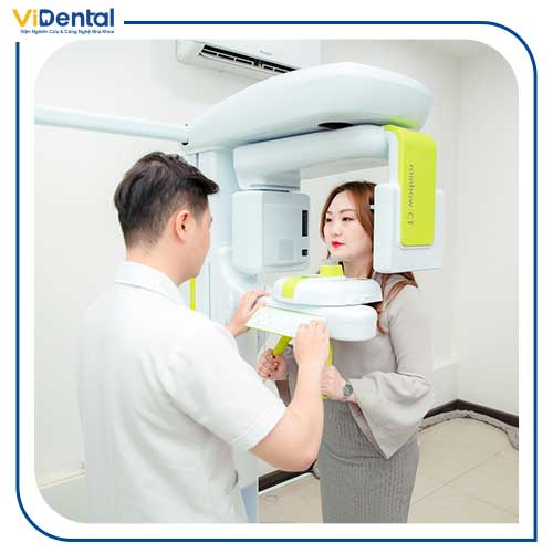 Thăm khám và chụp X quang răng hàm