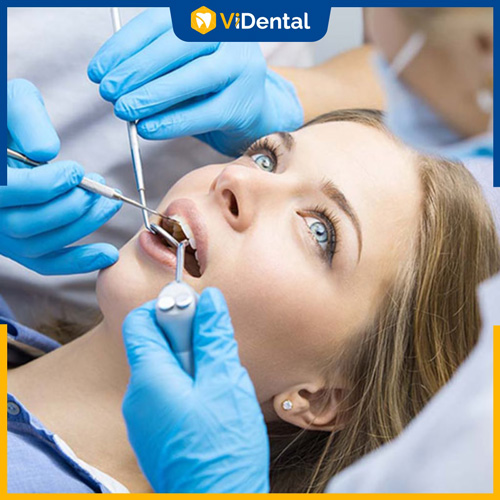 Các nha sĩ sẽ tiến hành thăm khám răng miệng trước khi chỉnh nha