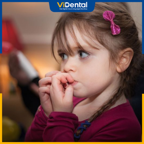 Các thói quen xấu hồi nhỏ có thể dẫn đến răng nanh mọc lệch