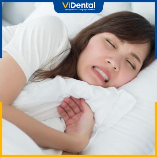 Nghiến răng khi ngủ cũng khiến răng bị lệch khỏi vị trí ban đầu