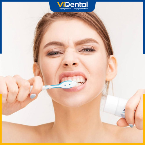 Việc đánh răng không đúng cách có thể khiến răng bị thưa