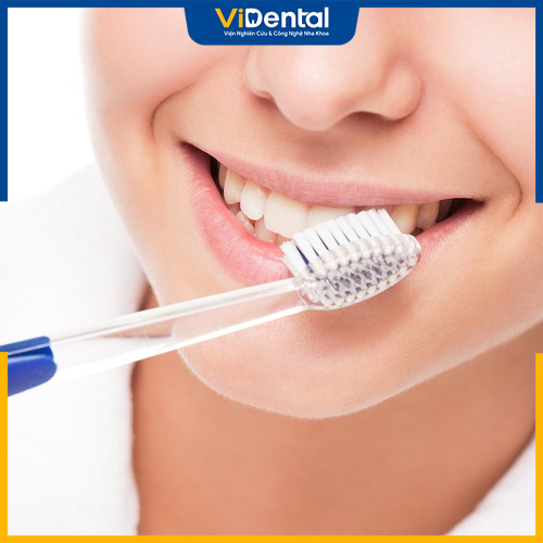 Vệ sinh răng miệng không đúng cách làm tăng nguy cơ tụt nướu