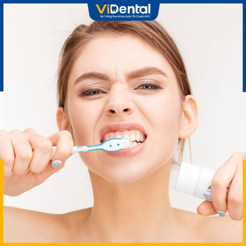 Người niềng răng nên đánh răng ít nhất 4-5 lần/ngày