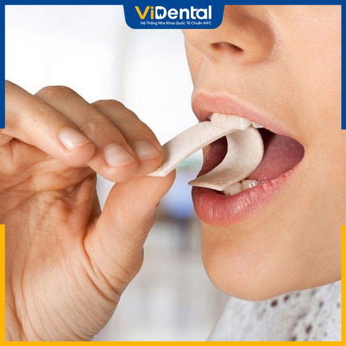 Bạn vẫn có thể ăn kẹo cao su nếu niềng răng không mắc cài