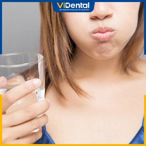 Súc miệng nước muối giúp giảm đau hiệu quả