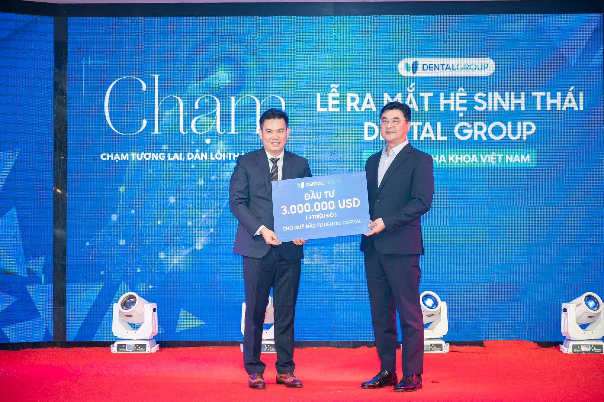 Ông Nguyễn Văn Bằng nhận đầu tư từ đại diện Quỹ Đầu tư Nha khoa Hàn Quốc