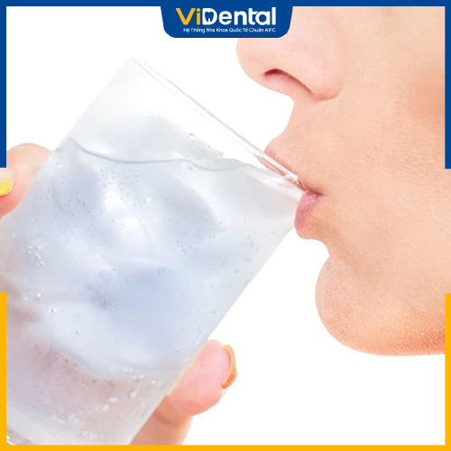 Khi niềng răng bạn không nên uống nước đá lạnh